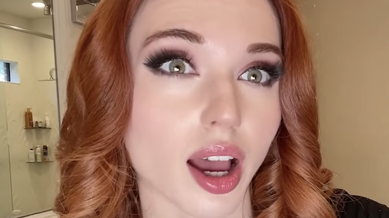 Amouranth head tilt