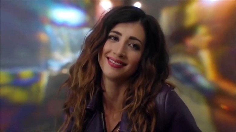  Dana DeLorenzo playing Kelly Maxwell