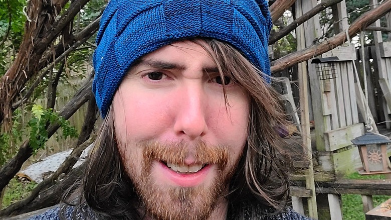 Asmongold hat smiling