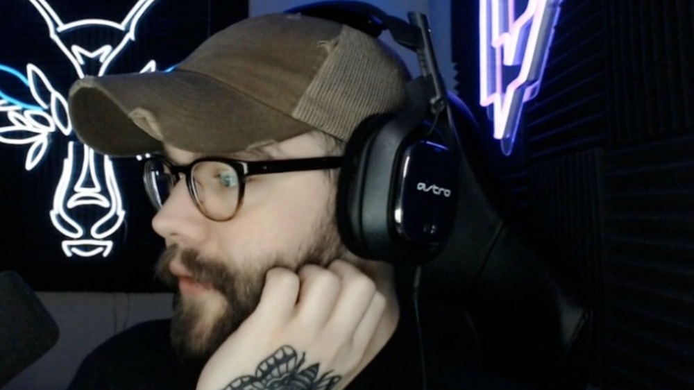 Dakotaz streaming, headphones on