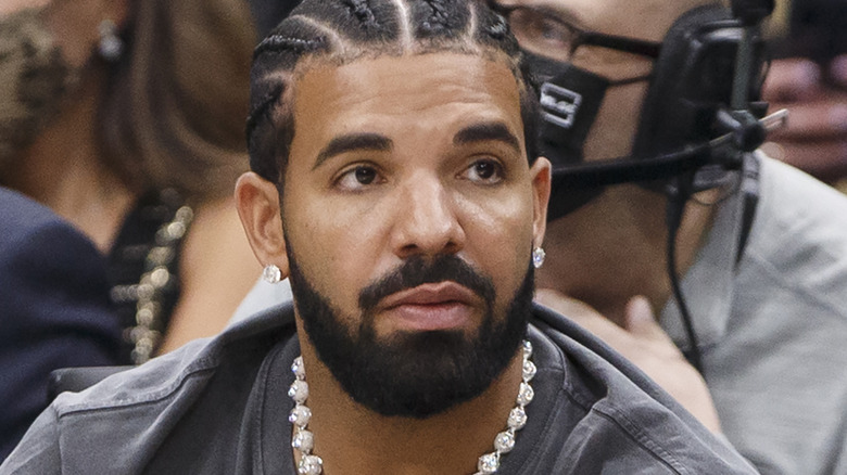 Drake sitting courtside