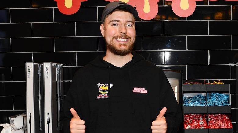 Mrbeast posing at burger location