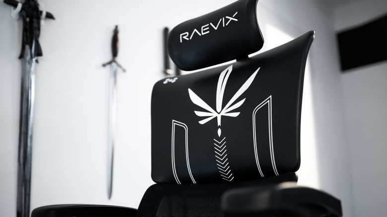 RAEVIX chair in black