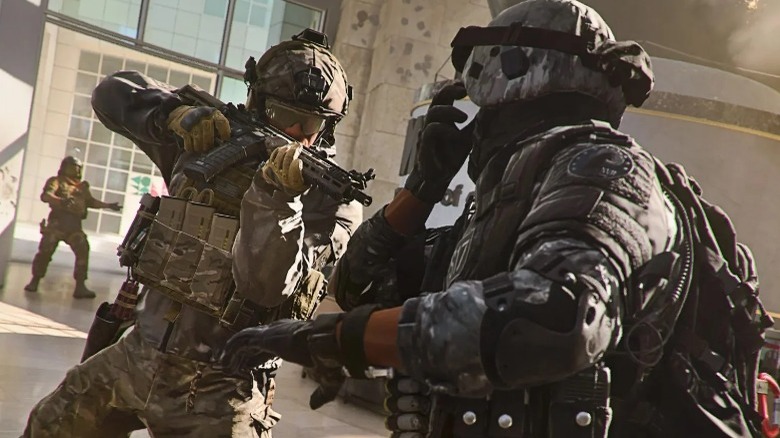 Modern Warfare 2 players in combat