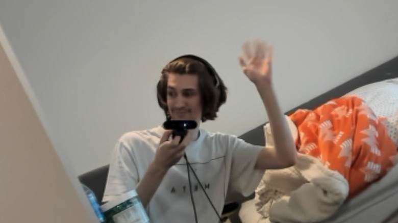 xQc waving