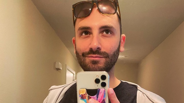 Reckful taking selfie with sunglasses