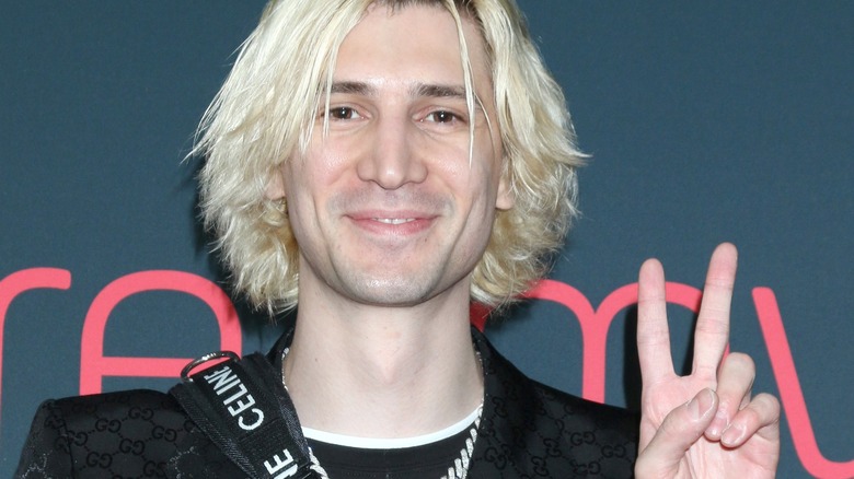 xQc peace sign at Streamys