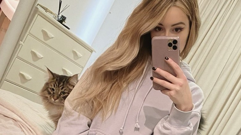 Nalipls Selfie With Cat