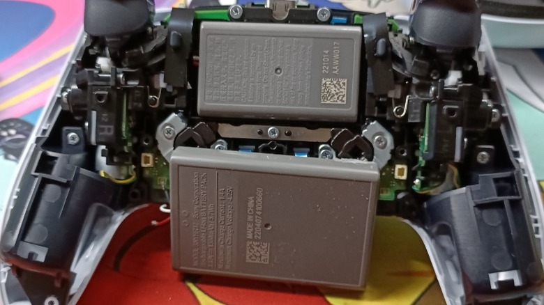 DualSense Edge battery versus standard DualSense