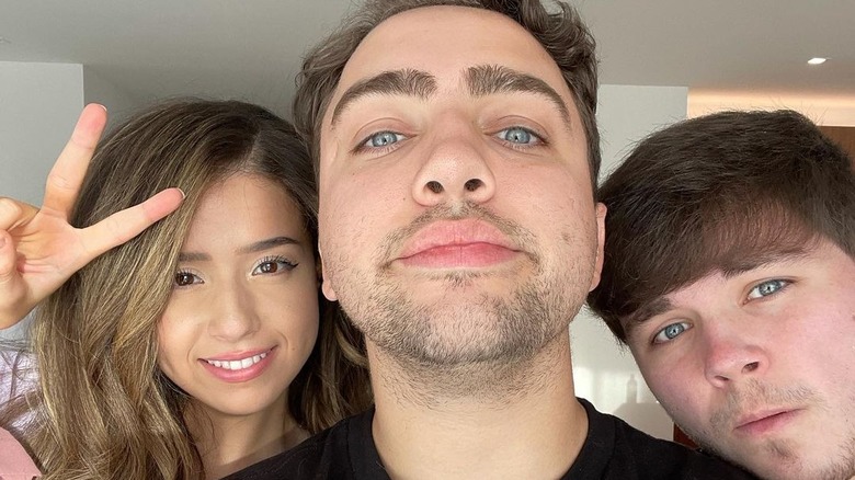 Mizkif Pokimane Connoreatspants selfie