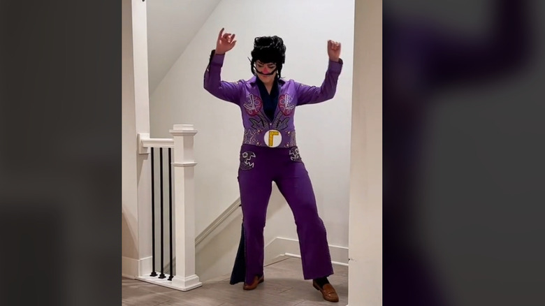 Waluigi Elvis cosplay