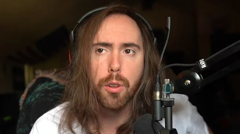 Asmongold headset dark room