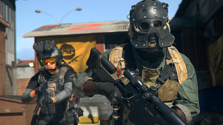 Soldiers running forward in Call of Duty: Warzone 2.0