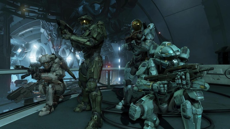 Master Chief standing with Blue Team