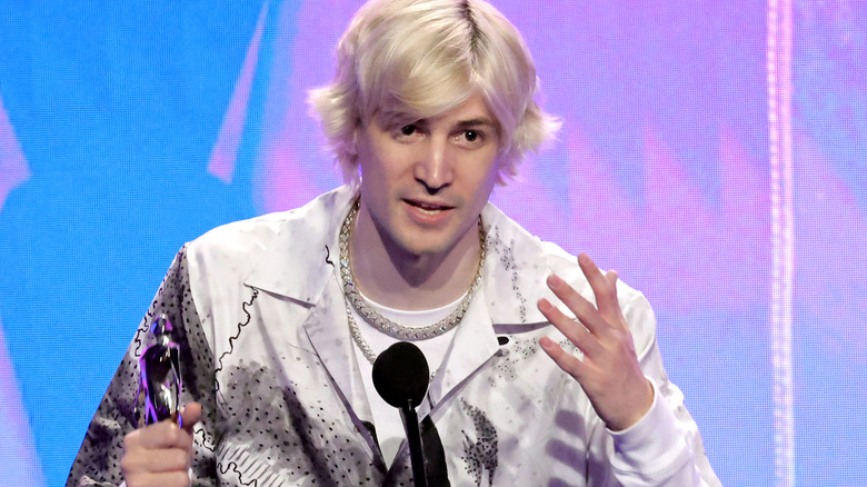 xQc accepts award